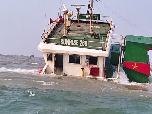 Cận cảnh hiện trường cứu 10 thuyền viên tàu SUNRISE 268 bị nạn ở vùng biển cửa Ba Lạt- Ảnh 3.