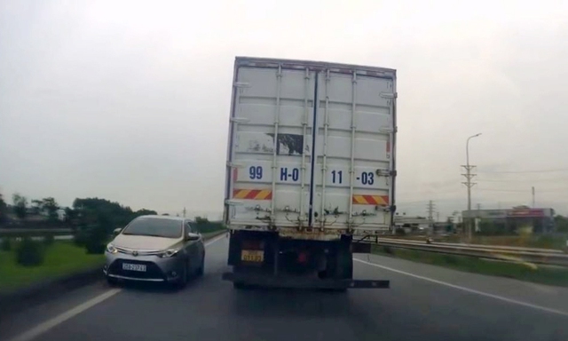 Phạt tài xế ôtô con đi ngược chiều trên cao tốc Hà Nội - Bắc Giang- Ảnh 1.