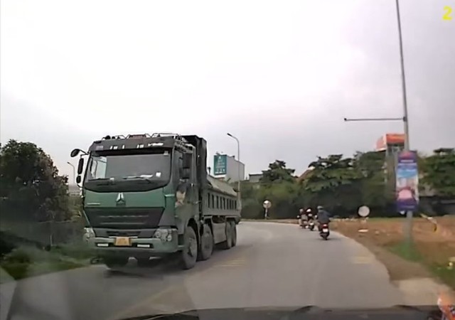 Hà Nội: Va chạm xe tải "hổ vồ", người phụ nữ đi xe máy tử vong thương tâm- Ảnh 1.