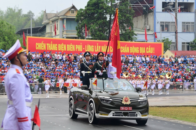 VinFast VF 8 mui trần dẫn đoàn trong Lễ diễu binh Chào mừng 70 năm chiến thắng lịch sử Điện Biên Phủ- Ảnh 4.