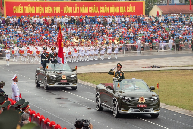 VinFast VF 8 mui trần dẫn đoàn trong Lễ diễu binh Chào mừng 70 năm chiến thắng lịch sử Điện Biên Phủ- Ảnh 1.
