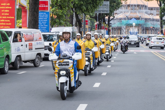 Đội xe giao hàng Honda Benly e của Bưu điện Việt Nam.