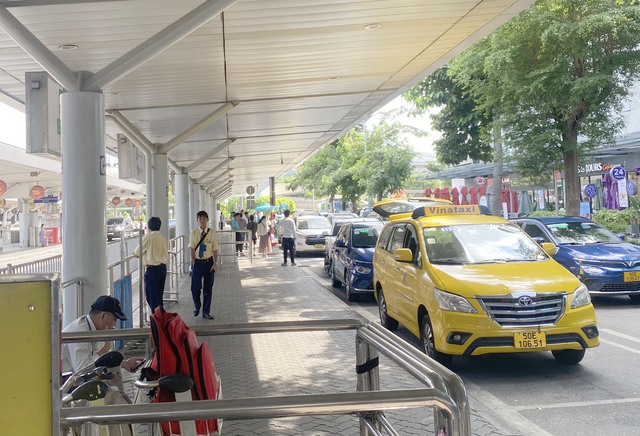 Sân bay Tân Sơn Nhất chấn chỉnh tình trạng ô tô đón khách sai quy định- Ảnh 2.
