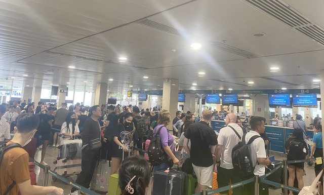 Sân bay Tân Sơn Nhất chấn chỉnh tình trạng ô tô đón khách sai quy định- Ảnh 1.
