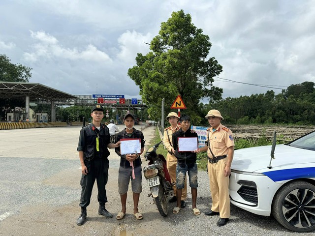 CSGT Lạng Sơn chốt chặn trên QL1, bắt gọn hai đối tượng trộm xe máy- Ảnh 2.