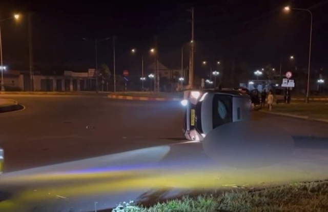 Video hiện trường ô tô tông vào vòng xuyến lật nghiêng ở Đắk Lắk, tài xế tử vong tại chỗ- Ảnh 1.