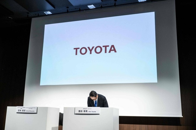 Chủ tịch Tập đoàn Toyota Motor, ông Akio Toyoda, xin lỗi trong cuộc họp báo ở Tokyo hôm 3/6/2024 - Ảnh: AFP.  Bê bối kiểm định an toàn ô tô Nhật: Loạt hãng xe thừa nhận sai phạm, CEO cúi đầu xin lỗi