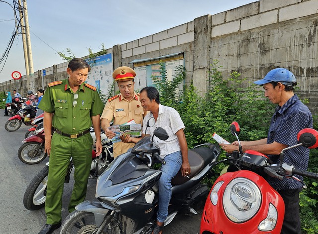 TP. HCM: CSGT tặng nước suối, bút viết, thước kẻ cho thí sinh- Ảnh 7.