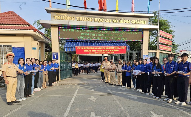 TP. HCM: CSGT tặng nước suối, bút viết, thước kẻ cho thí sinh- Ảnh 1.