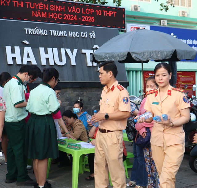TP. HCM: CSGT tặng nước suối, bút viết, thước kẻ cho thí sinh- Ảnh 2.