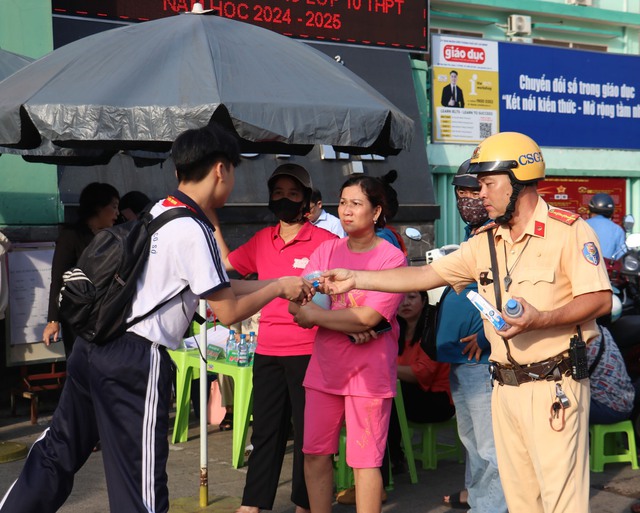 TP. HCM: CSGT tặng nước suối, bút viết, thước kẻ cho thí sinh- Ảnh 3.