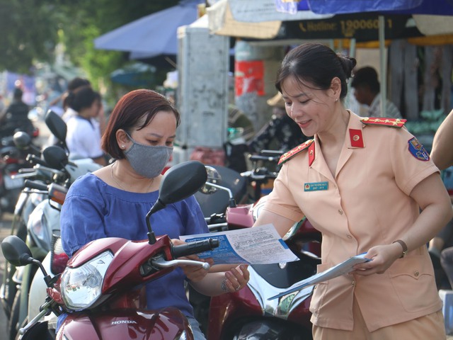 TP. HCM: CSGT tặng nước suối, bút viết, thước kẻ cho thí sinh- Ảnh 6.