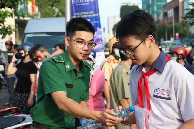 TP. HCM: CSGT tặng nước suối, bút viết, thước kẻ cho thí sinh- Ảnh 4.