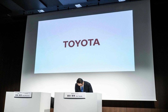 Chủ tịch Tập đoàn Toyota Motor, ông Akio Toyoda, xin lỗi trong cuộc họp báo ở Tokyo hôm 3/6/2024 - Ảnh: AFP.