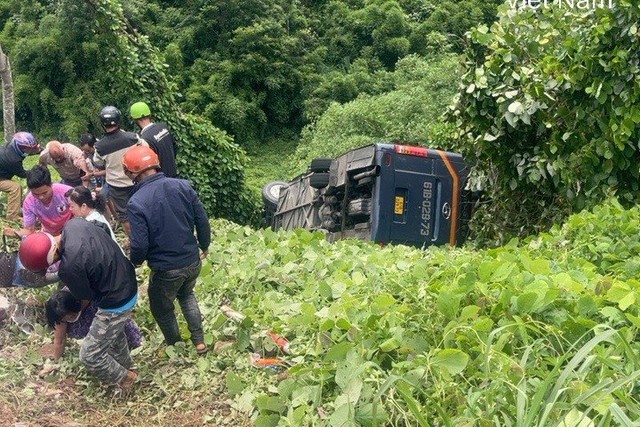 Video hiện trường ô tô khách chở 45 người lao xuống vực sâu trên QL28 ở Đắk Nông, nhiều người bị thương- Ảnh 1.