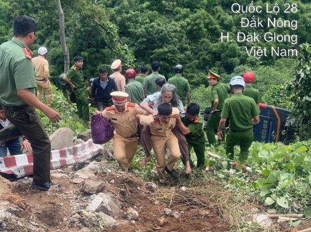 Video hiện trường ô tô khách chở 45 người lao xuống vực sâu trên QL28 ở Đắk Nông, nhiều người bị thương- Ảnh 2.
