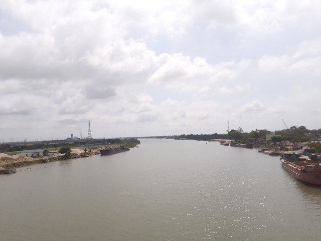 Sông Trà Lý cấm tàu thuyền lưu thông để kéo đường dây điện- Ảnh 1.