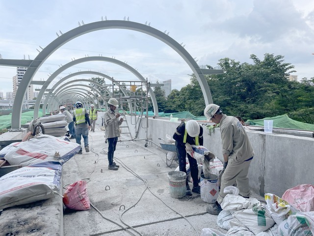 Đẩy nhanh thi công hoàn thành 9 cầu bộ hành trên tuyến metro Bến Thành - Suối Tiên- Ảnh 1.