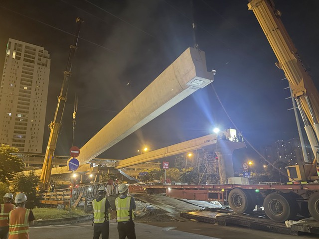 Đẩy nhanh thi công hoàn thành 9 cầu bộ hành trên tuyến metro Bến Thành - Suối Tiên- Ảnh 3.