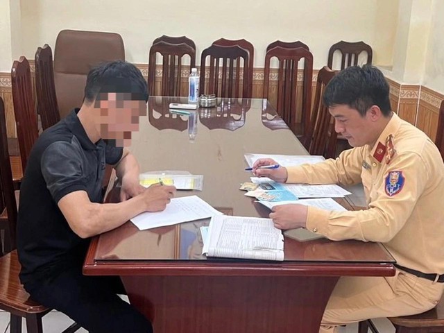 Xác minh, xử phạt tài xế dừng ôtô bán tải giữa cầu Chương Dương để xả rác xuống sông Hồng- Ảnh 1.