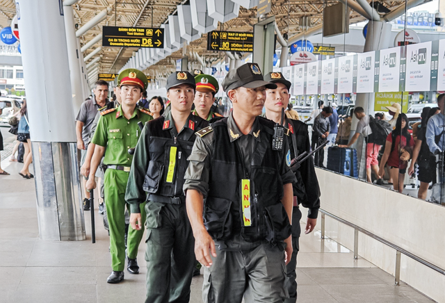 Sân bay Tân Sơn Nhất tăng cường kiểm soát an ninh trong thời gian Quốc tang Tổng Bí thư Nguyễn Phú Trọng- Ảnh 1.