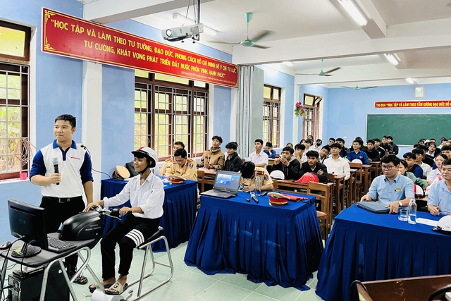 HEAD Lộc Thịnh hướng dẫn học viên thực hành trên máy RT.