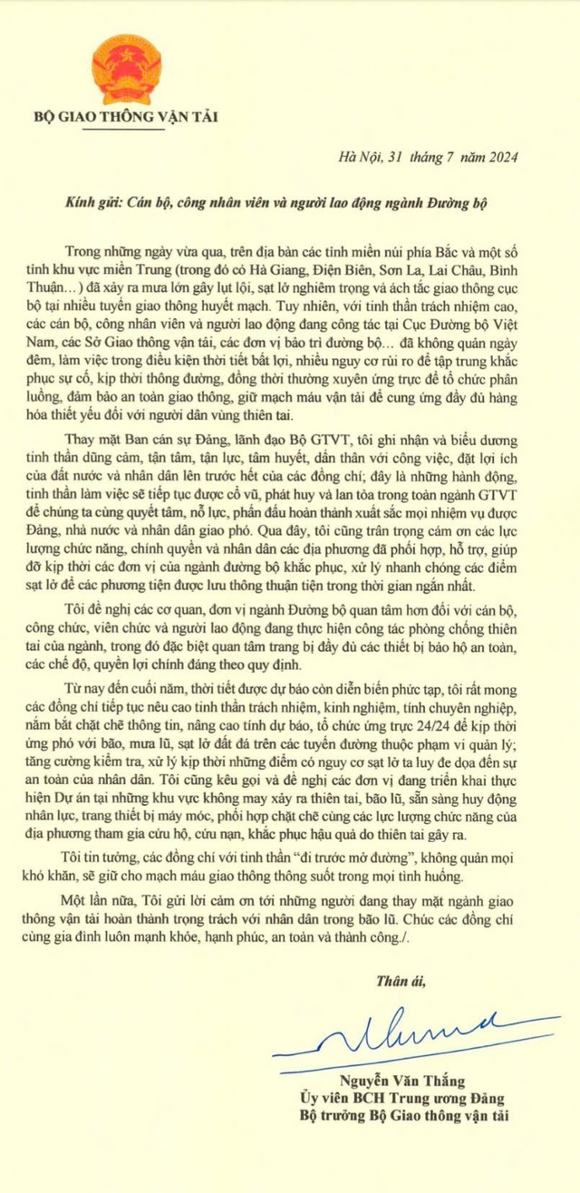 Biểu dương tinh thần dũng cảm, dấn thân của những người bảo đảm giao thông trong bão lũ- Ảnh 2.