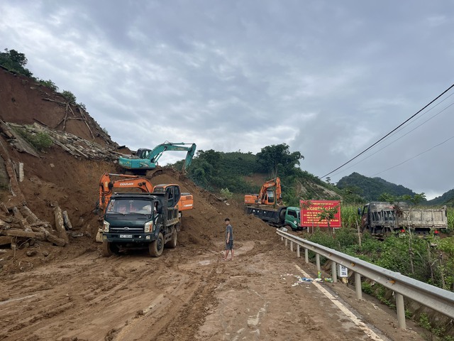 Biểu dương tinh thần dũng cảm, dấn thân của những người bảo đảm giao thông trong bão lũ- Ảnh 1.