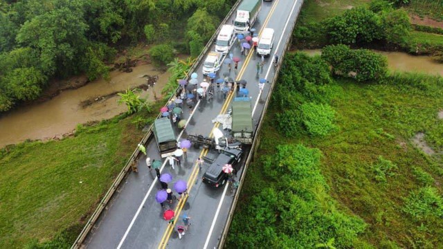 Tai nạn liên hoàn giữa 3 ôtô tải trên cao tốc khiến 2 người thương vong- Ảnh 1.