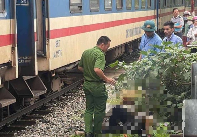 Hà Nội một người tử vong vì cố tình lao vào đoàn tàu  - Ảnh 1.