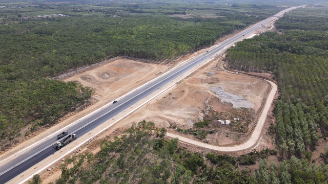 Bàn giao mặt bằng thi công trạm dừng nghỉ trên cao tốc Phan Thiết - Dầu Giây - Ảnh 1.