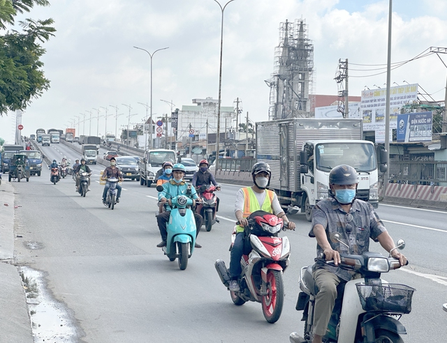 CSGT TP. HCM hút đinh đảm bảo an toàn giao thông trên quốc lộ 1A - Ảnh 8.