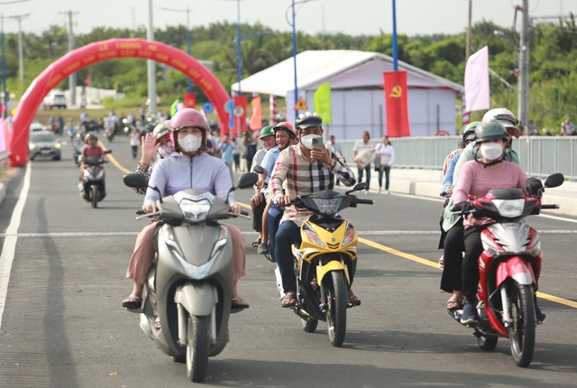 TP. HCM thông xe cầu Cây Khô rút ngắn quãng đường 10 km - Ảnh 2.