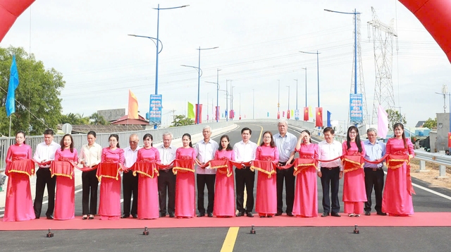 TP. HCM thông xe cầu Cây Khô rút ngắn quãng đường 10 km - Ảnh 1.