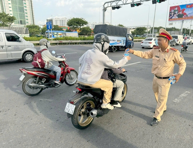 TP. HCM người dân về quê nghỉ lễ 2/9 sớm, bến xe và các cửa ngõ tăng nhiệt - Ảnh 10.