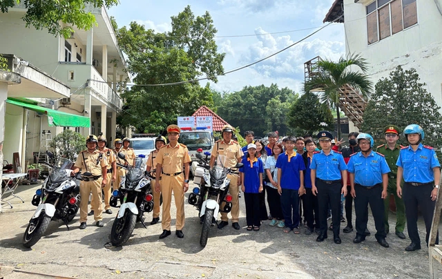 TP. HCM người dân về quê nghỉ lễ 2/9 sớm, bến xe và các cửa ngõ tăng nhiệt - Ảnh 5.