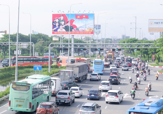 TP. HCM người dân ùn ùn đổ về quê nghỉ lễ các cửa ngõ giao thông ùn tắc - Ảnh 4.