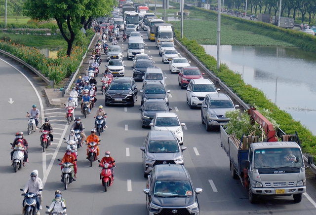 TP. HCM người dân ùn ùn đổ về quê nghỉ lễ các cửa ngõ giao thông ùn tắc - Ảnh 2.