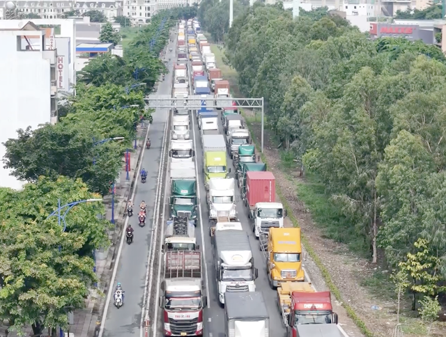 TP. HCM người dân ùn ùn đổ về quê nghỉ lễ các cửa ngõ giao thông ùn tắc - Ảnh 8.