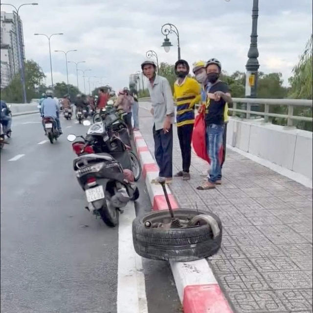 Siêu xe Maserati nghi mất thắng lộn nhiều vòng trên đường Mai Chí Thọ, 2 người thoát nạn - Ảnh 4.