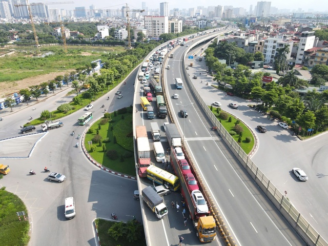 CSGT Hà Nội điều xe cẩu tới hiện trường vụ tai nạn liên hoàn 5 xe ô tô trên đường vành đai 3. - Ảnh 1.