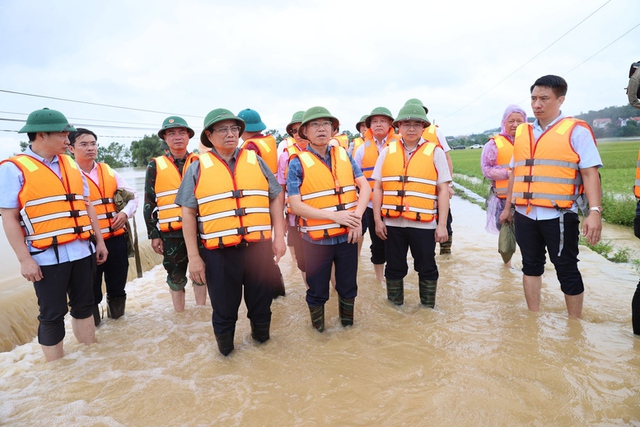 Thủ tướng: Tuyệt đối không để ai bị đói, bị rét, không có nơi ở do mưa lũ - Ảnh 1.