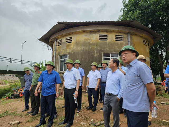 Cục Đường thủy và Sở GTVT Hà Nội phối hợp xử lý các nguy cơ đâm va vào cầu vượt sông - Ảnh 1.