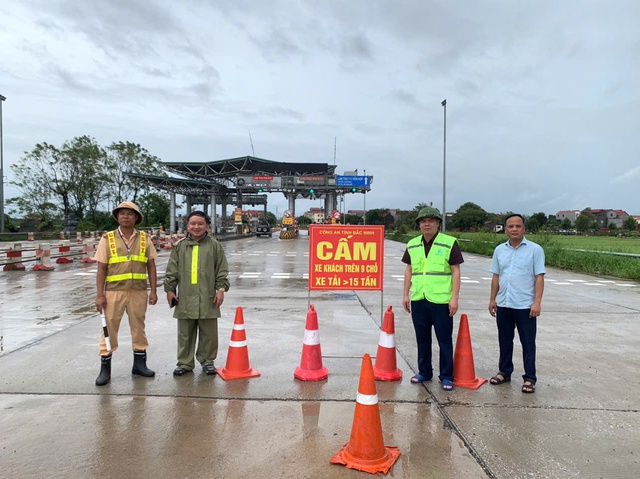 14h hôm nay, hạn chế phương tiện lưu thông qua cầu Hồ - Ảnh 1.