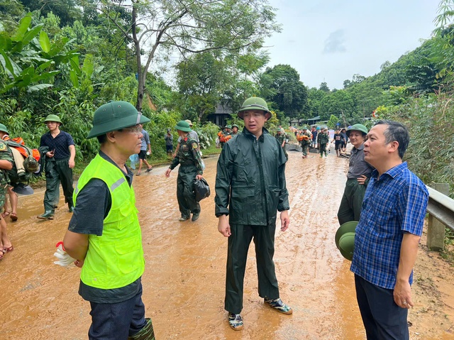 Khắc phục ngay hư hỏng ở các tuyến đường bộ do mưa bão - Ảnh 2.