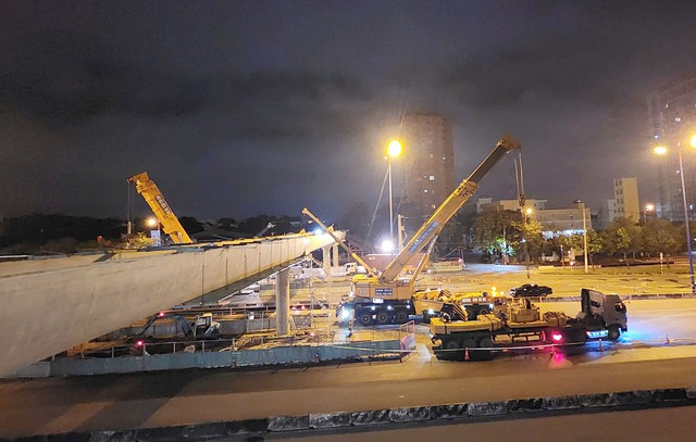 Hoàn thành lắp đặt nhịp dầm cuối cùng cầu bộ hành tuyến metro Bến Thành - Suối Tiên - Ảnh 2.