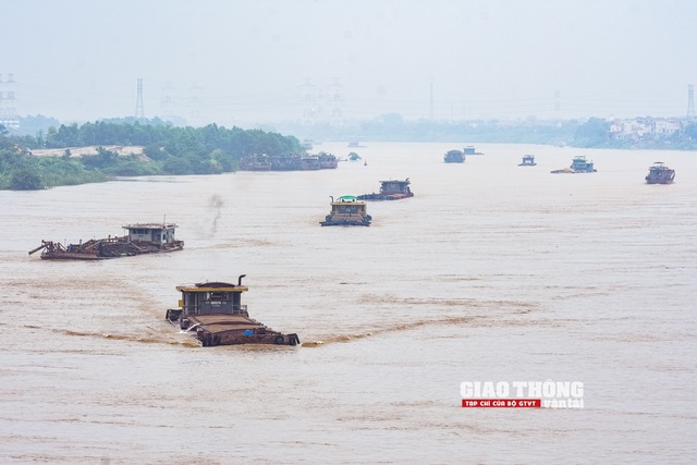 Tiếp tục hoàn thiện các thủ tục về đăng kiểm phương tiện thủy hút cát, sỏi - Ảnh 1.