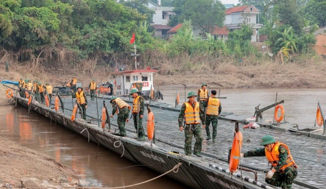 Hôm nay vận hành cầu phao Phong Châu, người dân lưu ý gì khi di chuyển?- Ảnh 1.