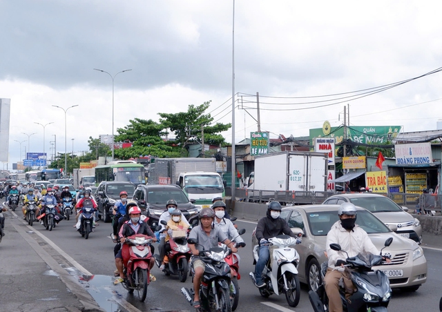 Người dân hối hả quay trở lại sau kỳ nghỉ lễ, giao thông cửa ngõ TP. HCM ùn tắc - Ảnh 1.