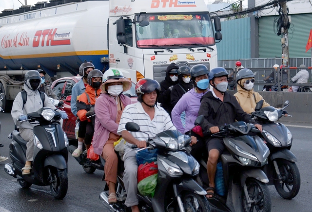 Người dân hối hả quay trở lại sau kỳ nghỉ lễ, giao thông cửa ngõ TP. HCM ùn tắc - Ảnh 2.